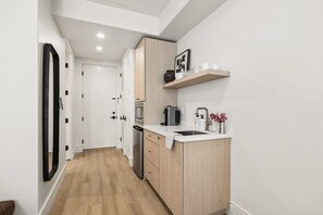 Kühlschrank, Mikrowelle, Wasserkocher mit Kaffee-/Teezubehör, Toaster