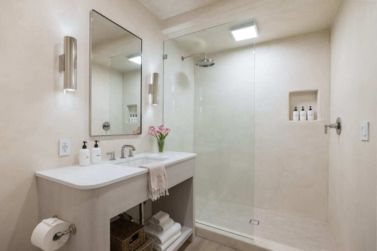 Hair dryer, towels