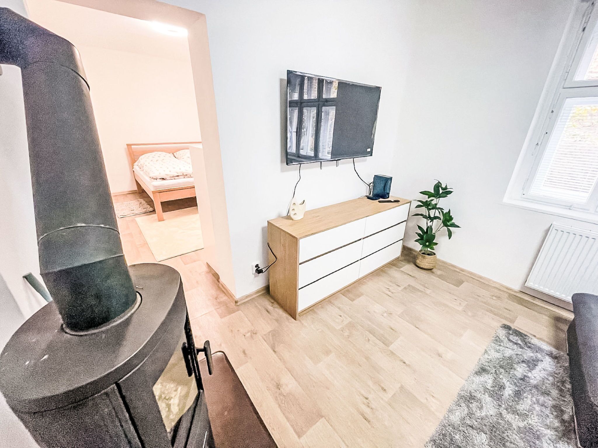 1 bedroom, desk, internet