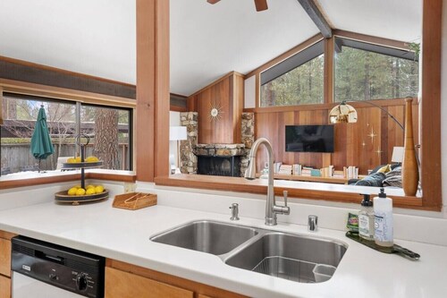 Modern Luxury Golf Cabin, Pets, A/C, couples