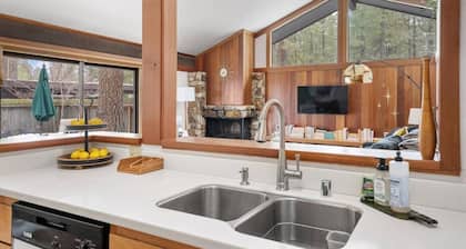 Modern Luxury Golf Cabin, Pets, A/C, couples