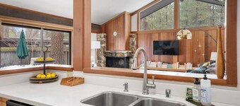 Modern Luxury Golf Cabin, Pets, A/C, couples
