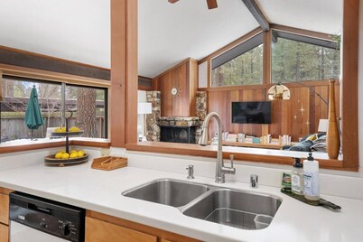 Modern Luxury Golf Cabin, Pets, A/C, couples