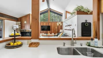 Coffee/tea maker, fridge, microwave, oven