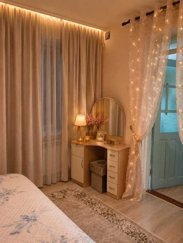 4 bedrooms, iron/ironing board, WiFi, bed sheets
