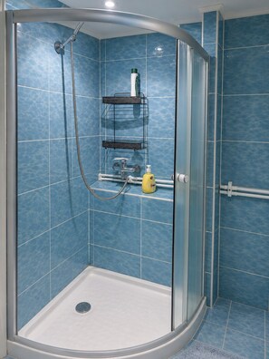 Douche, sèche-cheveux, serviettes fournies, savon