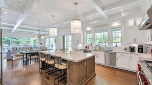 Microwave, oven, coffee/tea maker, toaster - Luxury Estate with Resort-Style Pool & Gym. Perfect for Families (Southampton)