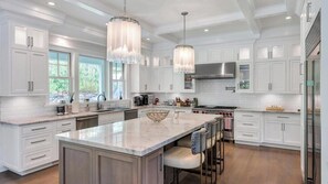 Microwave, oven, coffee/tea maker, toaster - Luxury Estate with Resort-Style Pool & Gym. Perfect for Families (Southampton)
