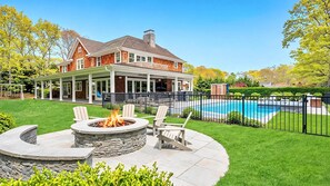 A heated pool - Luxury Estate with Resort-Style Pool & Gym. Perfect for Families (Southampton)