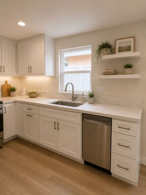 Private kitchen - Modern Coastal Retreat Near Downtown Long Beach & the Beach (Long Beach)