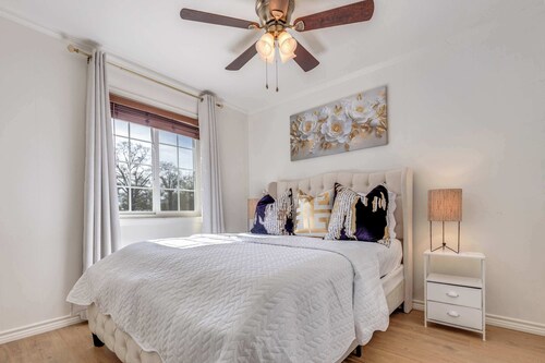 The Homestead Luxury Cozy 2BR Near SFA