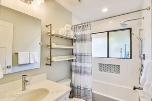 House, Multiple Beds (Beach and Bay for Days @ Heron Walk) | Bathroom - Beach and Bay for Days @ Heron Walk (Miramar Beach)