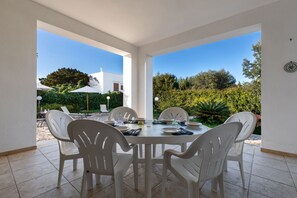 Outdoor dining - Villa Il Ginepro by BarbarHouse (Ostuni)