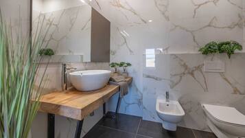 Deluxe Room, Valley View | Bathroom | Shower, free toiletries, hair dryer, towels