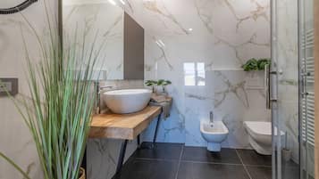 Habitación Deluxe, vistas al valle | Baño | Ducha, artículos de higiene personal gratuitos y secador de pelo