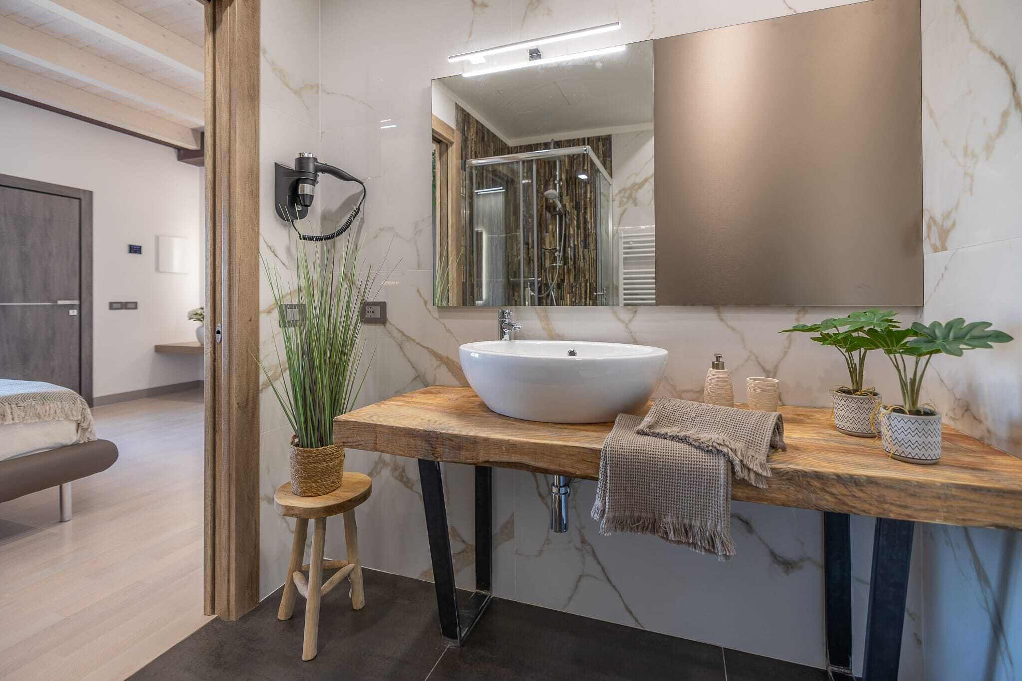 Deluxe Room, Valley View | Bathroom | Shower, free toiletries, hair dryer, towels