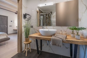 Deluxe Room, Valley View | Bathroom | Shower, free toiletries, hair dryer, towels