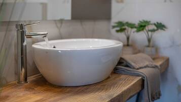Chambre Deluxe, vue vallée | Salle de bain | Douche, articles de toilette gratuits, sÚche-cheveux