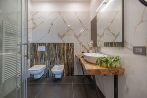 Chambre Deluxe, vue sur la vallée | Salle de bain | Douche, articles de toilette (gratuits), séchoir à cheveux