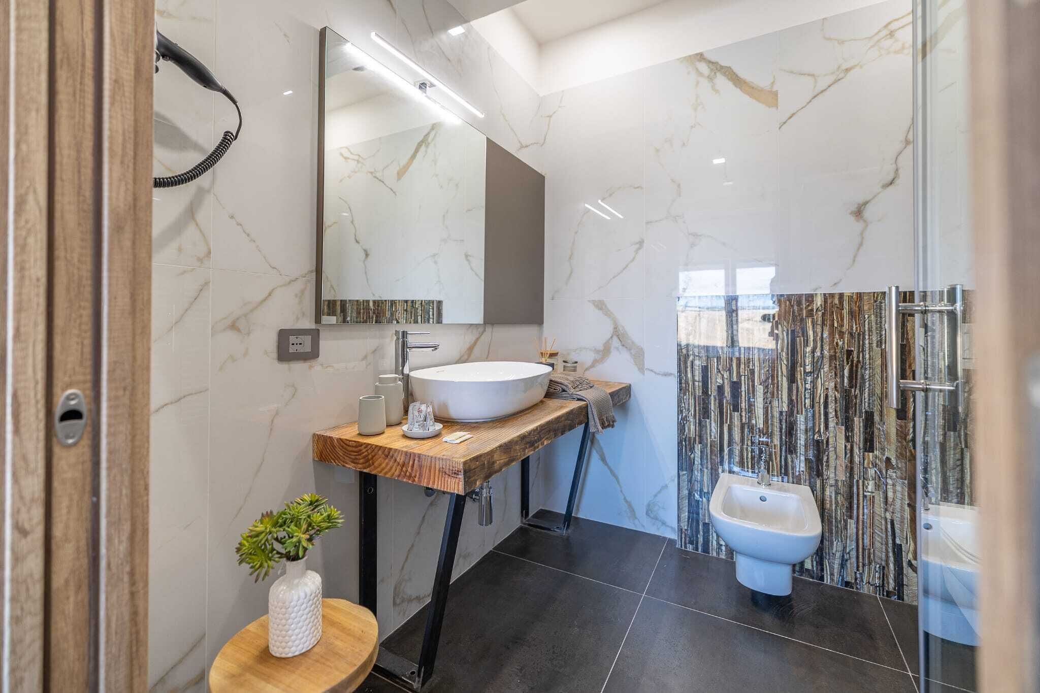 Deluxe-Zimmer, Talblick | Badezimmer | Dusche, kostenlose Toilettenartikel, Haartrockner, Handtücher