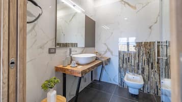 Deluxe-Zimmer, Talblick | Badezimmer | Dusche, kostenlose Toilettenartikel, Haartrockner, Handtücher