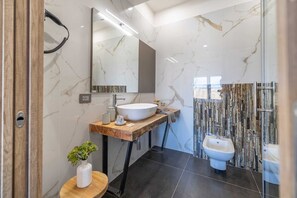 Deluxe-huone, näköala laaksoon | Kylpyhuone | Suihku, ilmaiset hygieniatuotteet, hiustenkuivaaja, pyyhkeet