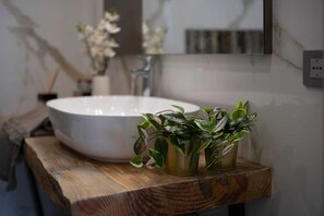 Chambre Deluxe, vue sur la vallée | Salle de bain | Douche, articles de toilette (gratuits), séchoir à cheveux