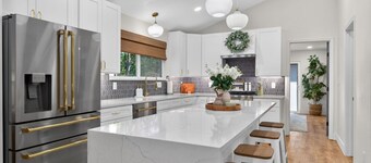 St. Charles Manor | Stadium | 4BR Private 2.2Acres