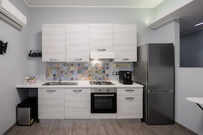 Fridge, oven, stovetop - La Palazzata Urban Suites (Messina)