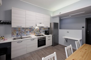 Fridge, oven, stovetop - La Palazzata Urban Suites (Messina)