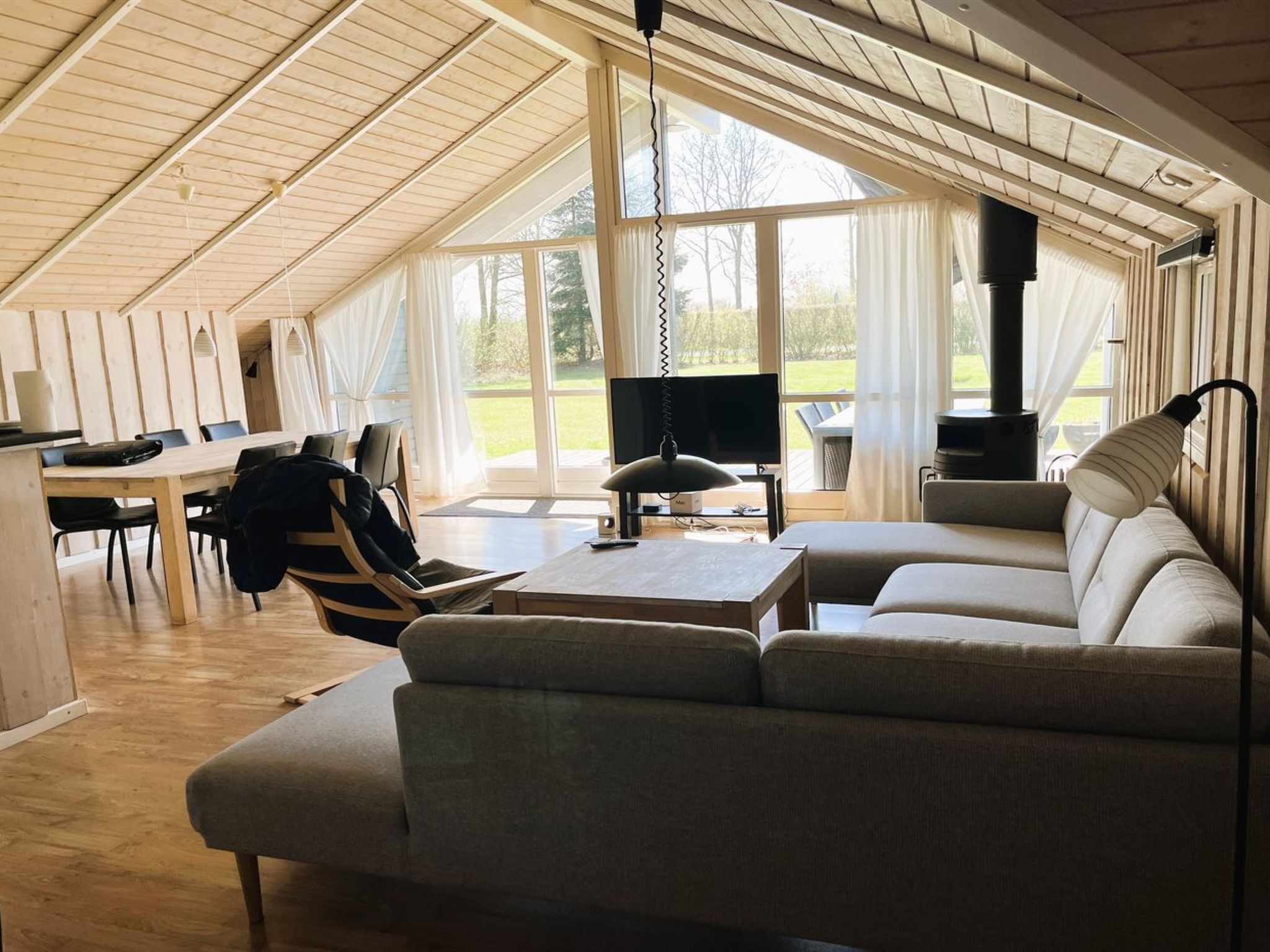 Televisie en een open haard