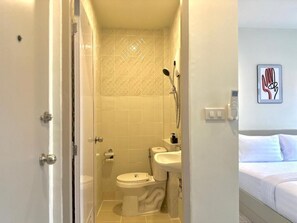 Kamar mandi | Shower, pengering rambut, handuk, dan sabun