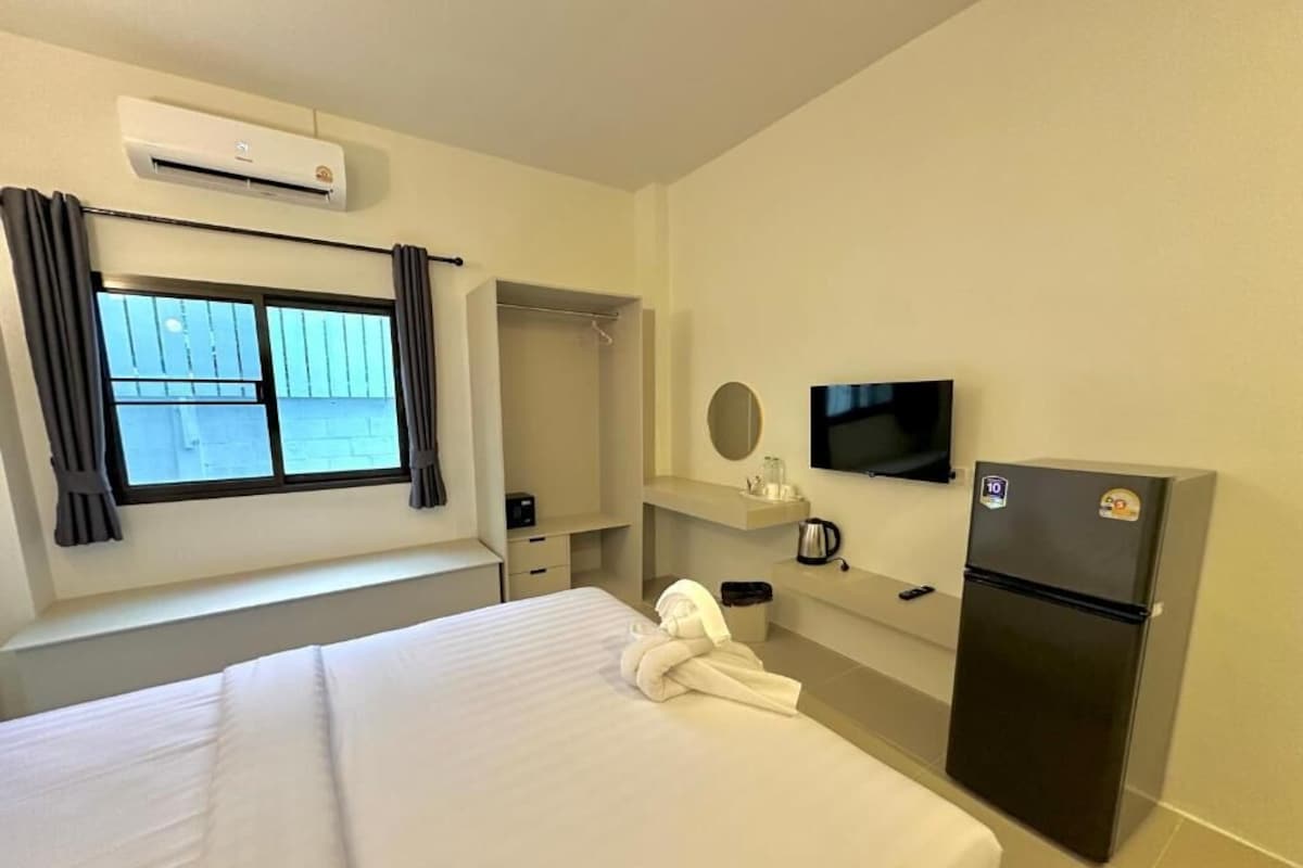 Standard Double Room | Meja, ruang kerja komputer riba, Wi-fi percuma 