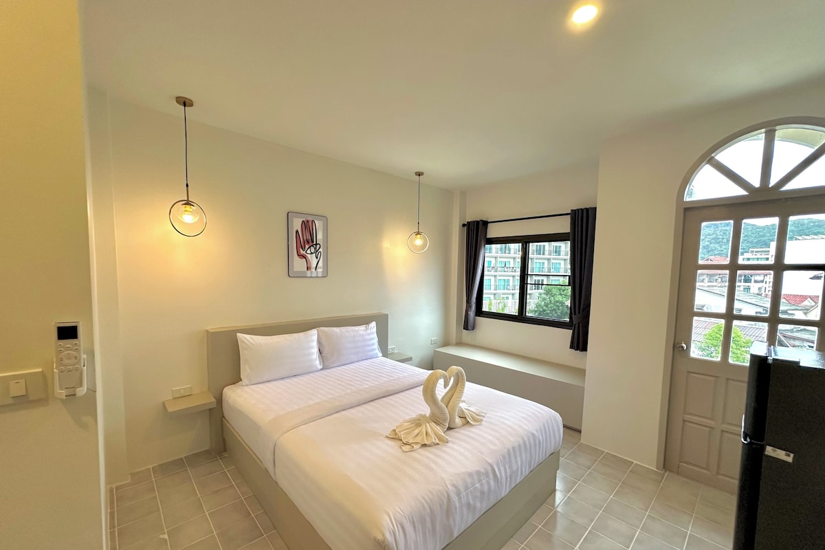 Superior Double Room, Balcony, Mountain View | Meja, ruang kerja komputer riba, Wi-fi percuma 