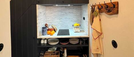 Micro-ondes, batterie de cuisine, vaisselle et ustensiles