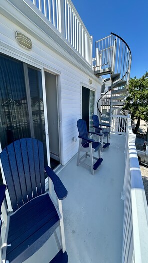 Terrace/patio - Charming, Recently Renovated 3 Bedroom Beach Block in Ship Bottom (Ship Bottom)