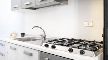 Frigorifero, microonde, forno, piano cottura