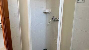 Douche, séchoir à cheveux, serviettes fournies