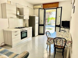 Fridge, oven, stovetop, cookware/dishes/utensils - Apartment 'Villa Venere - Semiterra' with Private Terrace and Private Garden (Melendugno)