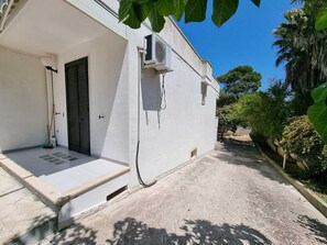 Property grounds - Apartment 'Villa Venere - Semiterra' with Private Terrace and Private Garden (Melendugno)
