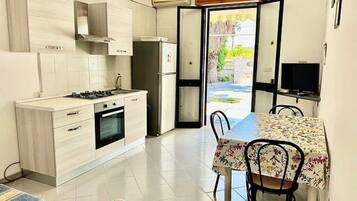 Fridge, oven, stovetop, cookware/dishes/utensils