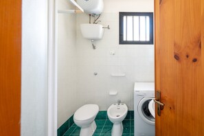 Ducha, secador de pelo y toallas