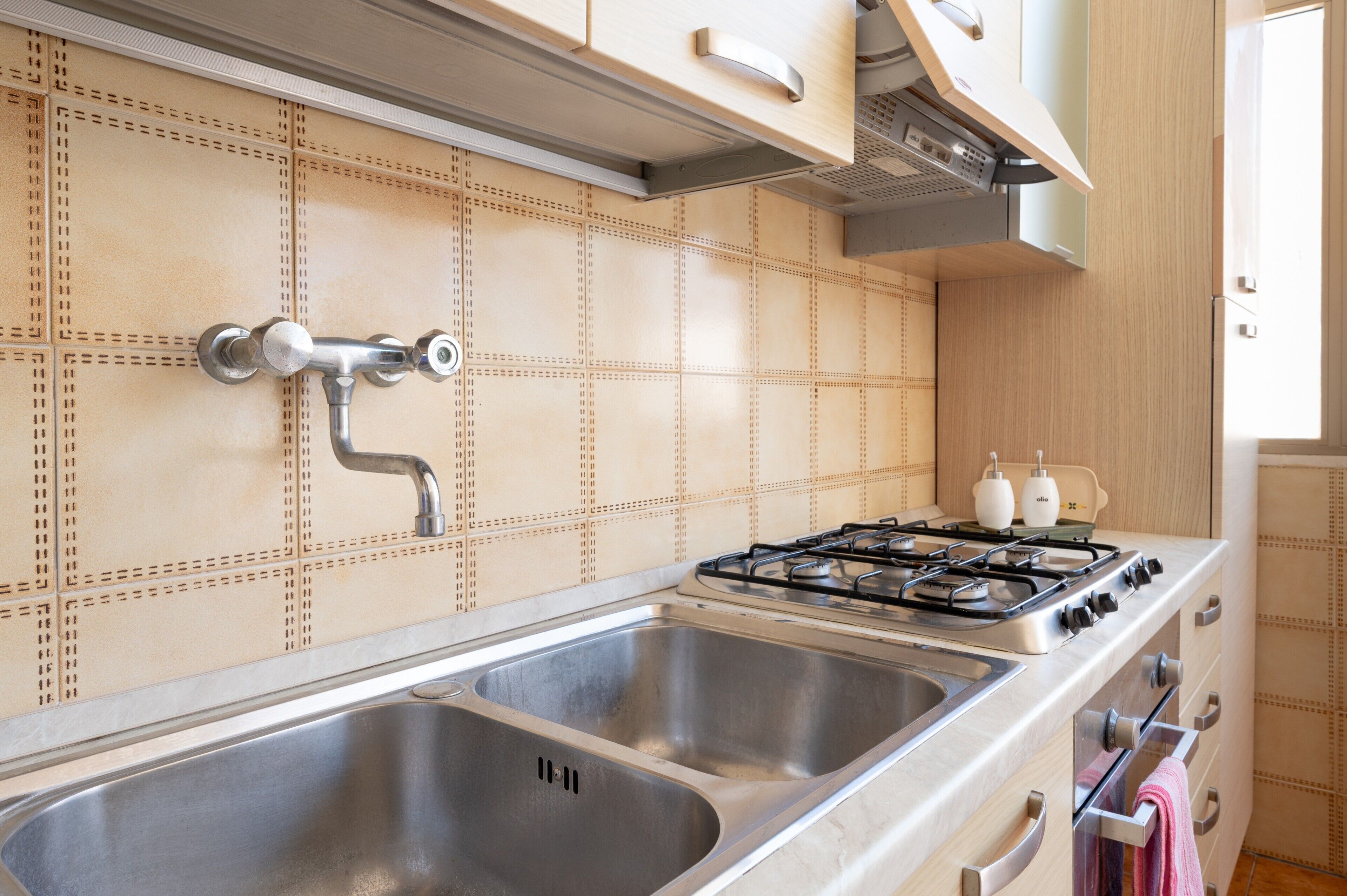 Fridge, oven, stovetop, cookware/dishes/utensils
