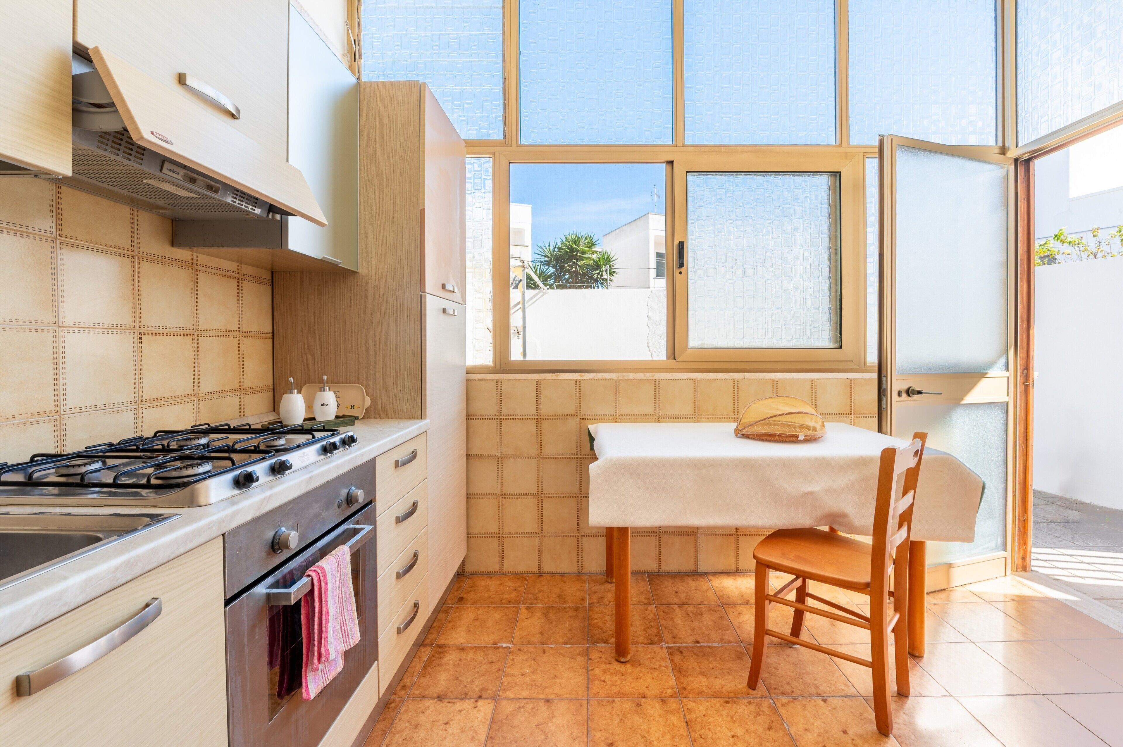 Fridge, oven, stovetop, cookware/dishes/utensils
