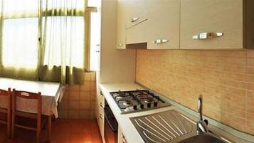 Fridge, oven, stovetop, cookware/dishes/utensils