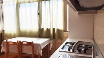 Fridge, oven, stovetop, cookware/dishes/utensils