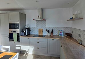 Dishwasher, cookware/dishes/utensils - Pant (Holyhead)