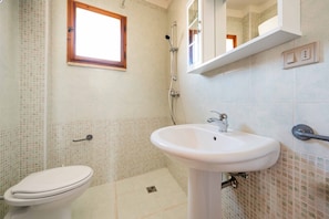 Douche, sèche-cheveux, serviettes fournies