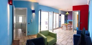 TV, fireplace - Apartment 'Terrazza Sul Mare' with Sea View, Private Terrace and Air Conditioning (San Foca)