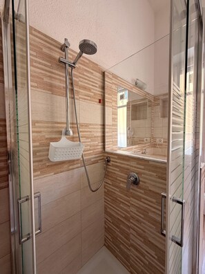 Hair dryer, towels, soap, toilet paper - Laura House Apartment (Cagliari)